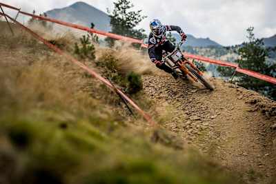 Aaron Gwin est concentré lors de la dernière épreuve de VTT descente de la Coupe du Monde UCI à Andorre, en 2016.