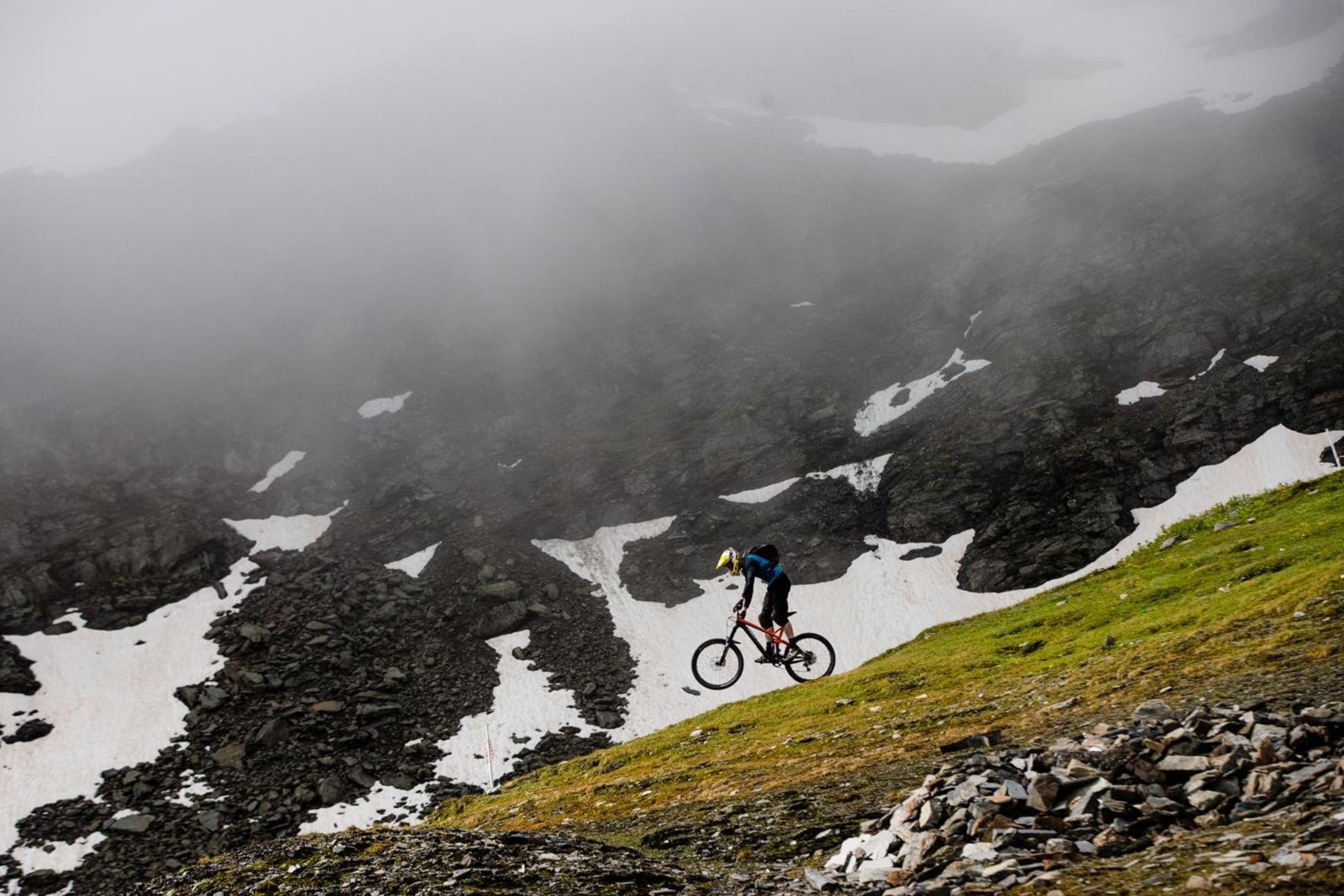 Un rider compite durante la cuarta prueba de las Enduro World Series 2018 en La Thuile, Italia.