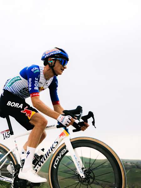 Giulio Pellizzari guiderà con Jai Hindley il Team Red Bull Bora Hansgrohe al Giro d'Italia 2026 dall'8 al 31 maggio.