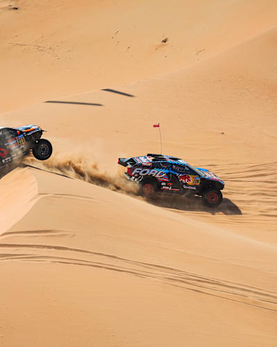 Mattias Ekstrom e Emil Bergkvist em seu Ford Raptor da equipe Ford M-Sport durante a Etapa 12 do Dakar 2025 em 17 de janeiro de 2025 em torno de Subaytah, Arábia Saudita