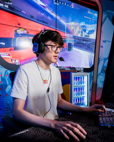 Timmy 'iiTzTimmy' An plays Apex Legends at Red Bull Legends Inn, Chicago, Illinois during an intense esports match on November 8, 2024.