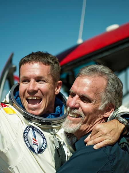 Felix Baumgartner à la réception de son saut de plus de 39km.