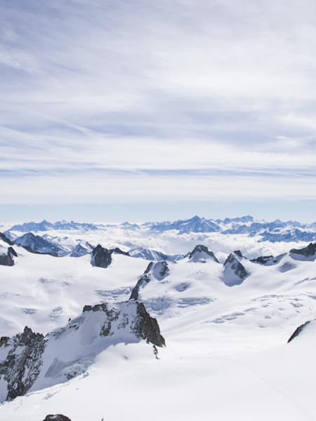 Vistas espectaculares de las montañas nevadas