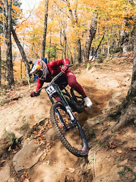 Loïc Bruni descend la piste de la Coupe du monde UCI de VTT à Mont Saint Anne, au Canada.