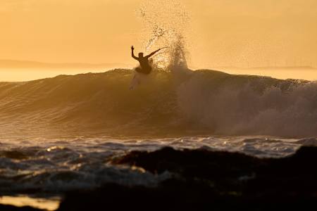 Kanoa Igarashi surft in Hawaii.