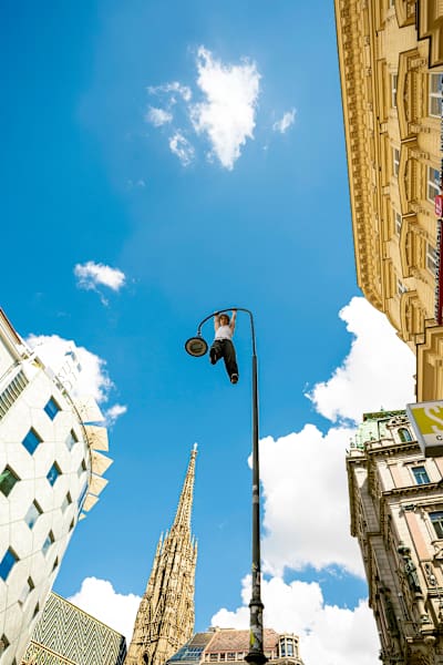 Amir K. 2014 traîne sur la place Saint-Étienne.
