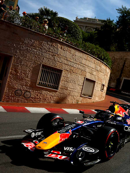 Max Verstappen al volante del RB22 durante la sesión de clasificación previa al Gran Premio de Mónaco de F1, celebrado en el Circuito de Mónaco en junio de 2026.
