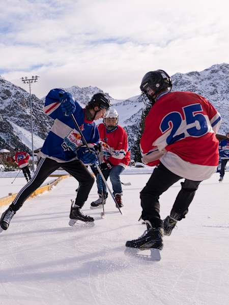 Das Red Bull Open Ice begeistert Fans beim Eishockey-Event in Arosa, Schweiz