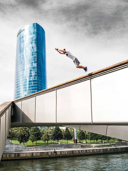 Elias Giselbrecht ist Motiv und Fotograf – hier in Bilbao, Spanien.