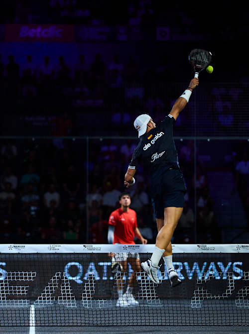 Alejandro Galán lanza un potente smash en la final del Premier Padel P2 en Burdeos, Francia, el 5 de julio de 2026