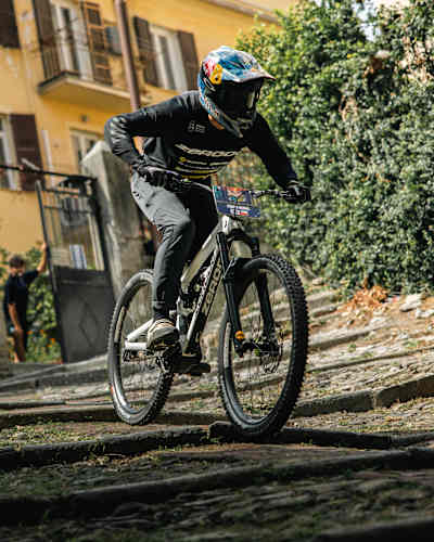 Pedro Burns stürzt sich am 24. August 2025 beim Red Bull Cerro Abajo in Genua, Italien, den Stadtkurs hinunter und bringt epische Mountainbike-Action ins Teatro Nazionale Genova