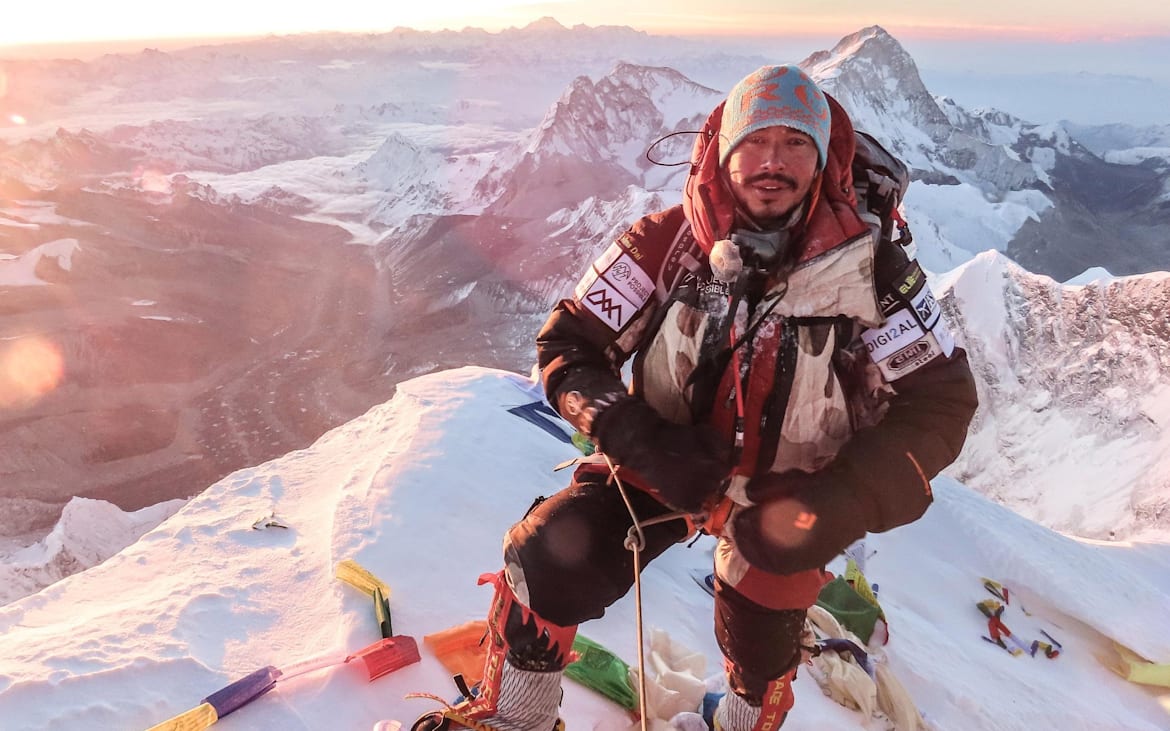 Nimsovo úspěšné zdolání Mount Everestu.