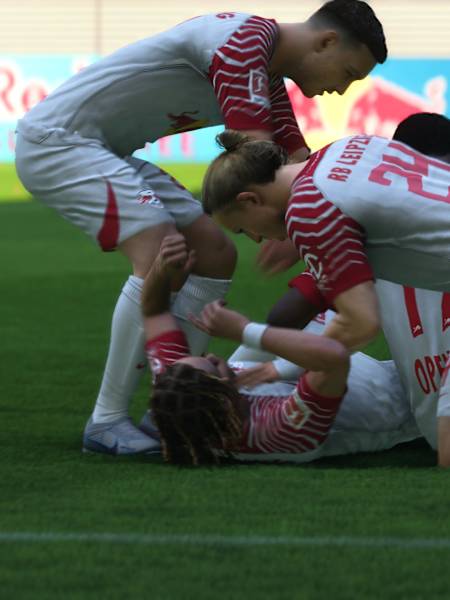 Les joueurs de l'équipe de football du RB Leipzig exultent dans le jeu EA Sports FC 24.