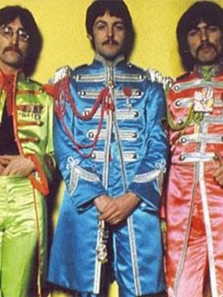 De esta guisa aparecía The Beatlesen en Sgt Pepper.
