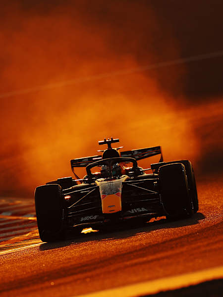 Max Verstappen au volant de l’Oracle Red Bull Racing RB22 Red Bull Ford en piste lors de la troisième journée des tests F1 sur le Bahrain International Circuit.