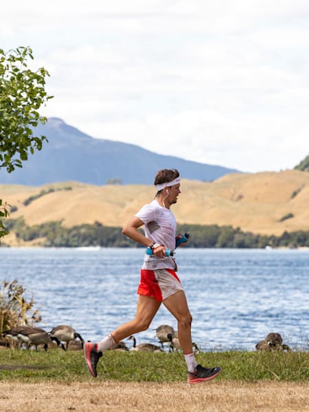 L'ultra-runner Ryan Sandes se prépare avant un marathon en Nouvelle-Zélande.