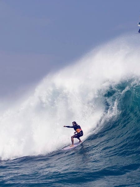 Le surfeur brésilien Carlos Burle prend une grosse vague en surf près de Wakayama au Japon en septembre 2006.