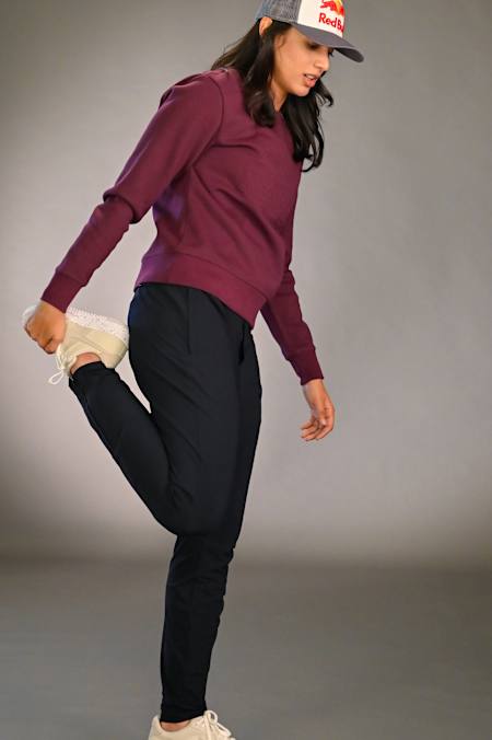 印度板球開場擊球手 Smriti Mandhana 在鍛煉前進行熱身練習。