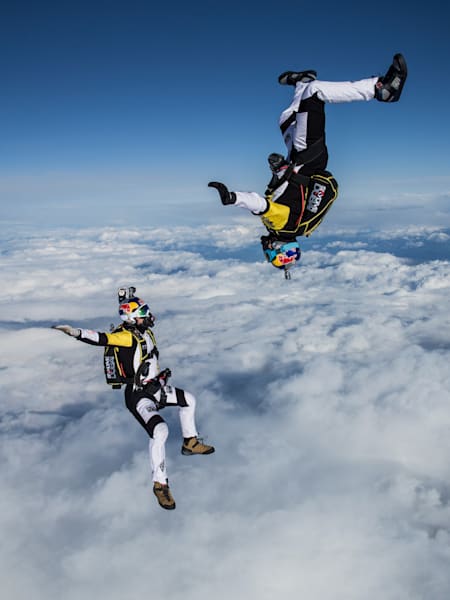 Les parachutistes des Soul Flyers Fred Fugen et Vincent Reffet réalisent un saut en parachute lors d'une séance d'entraînement en Autriche.