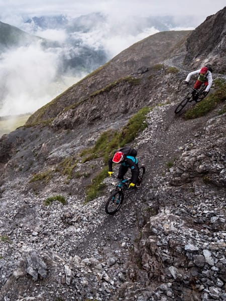 Anthony Pearce e Denny Klimaszewski sul trail da Strelapass, a Davos.