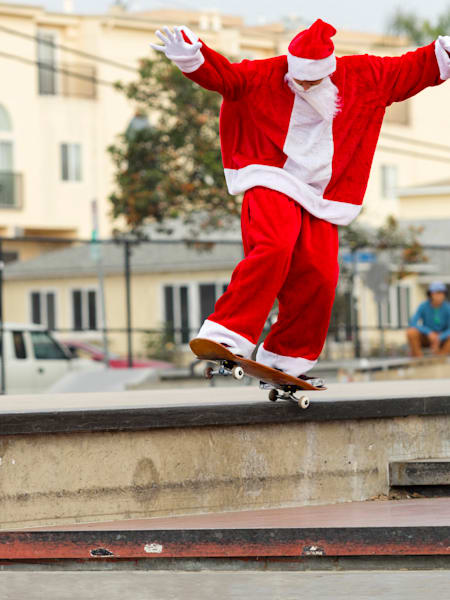 Joey Brezinski als skatender Weihnachtsmann