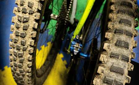 L'un des pneus n'a roulé qu'une fois, l'autre a fait 100 rides. Lequel ?