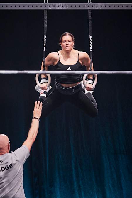 Laura Horváth effectue des pompes sur les anneaux lors de la finale du World Fitness Project à Copenhague, au Danemark, le 21 décembre 2025.