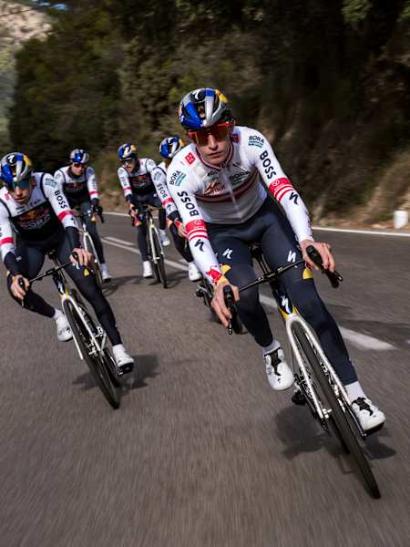 Alexander Hajek e il team Red Bull BORA-hansgrohe affrontano curve strette durante il Training Camp di Maiorca nel gennaio 2025, dando prova di precisione e lavoro di squadra. 