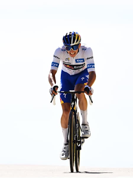 Florian Lipowitz von Red Bull BORA hansgrohe erklimmt während der 16. Etappe der Tour de France 2025 den Gipfel des Mont Ventoux und trägt das weiße Trikot des besten jungen Fahrers.