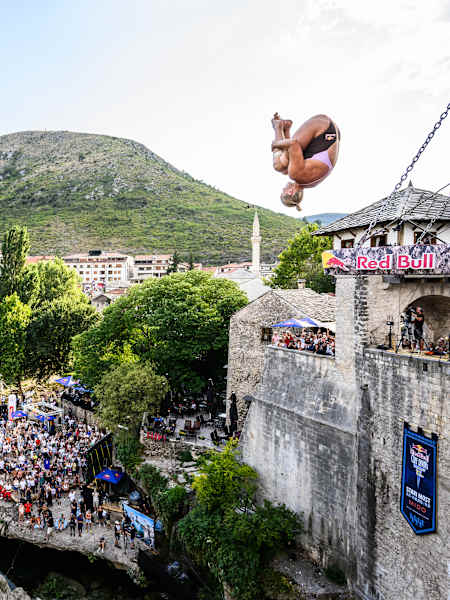 Rhiannan Iffland flips from the 21.5-metre platform on Stari Most