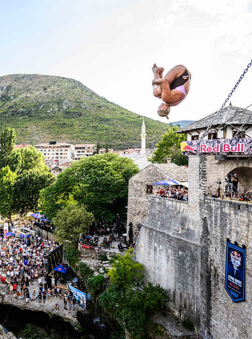 Rhiannan Iffland flips from the 21.5-metre platform on Stari Most
