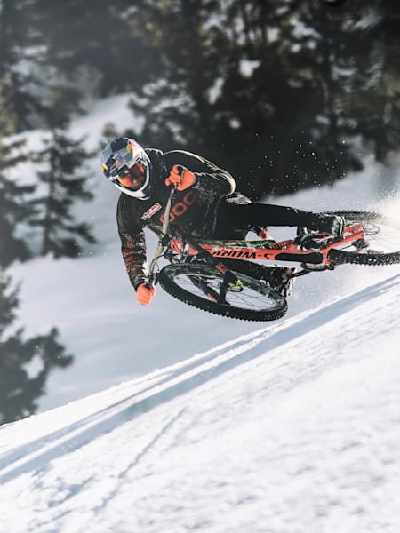 Fabio Wibmer disfrutando de la nieve