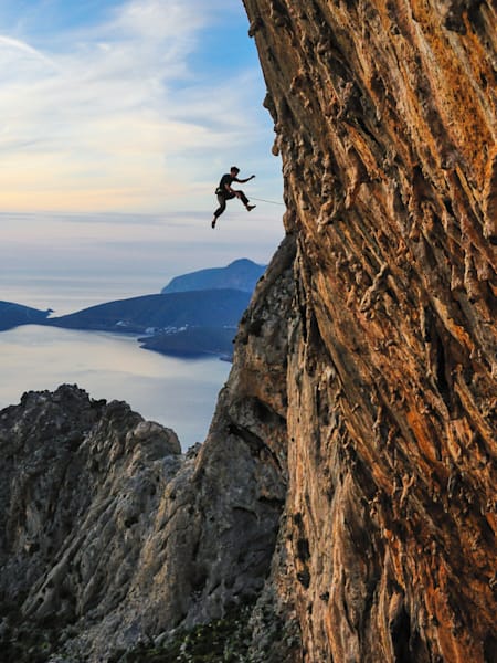Le grimpeur Alex Honnold escalade une paroi sur la petite île de Kalymnos.