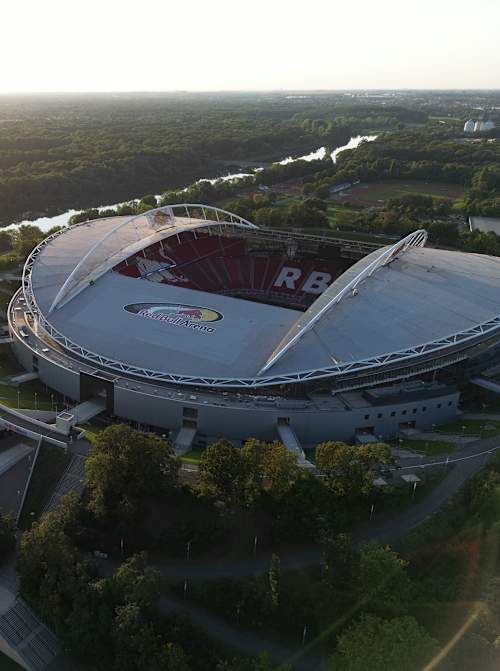 Die Red Bull Arena und die Umgebung aus der Vogelperspektive.