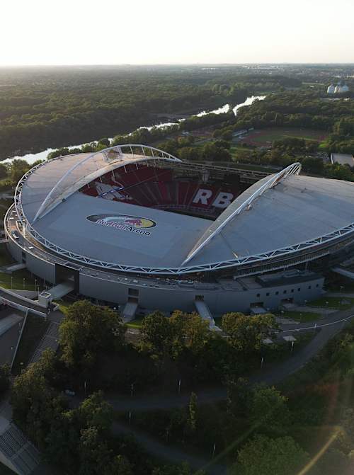 Die Red Bull Arena und die Umgebung aus der Vogelperspektive.
