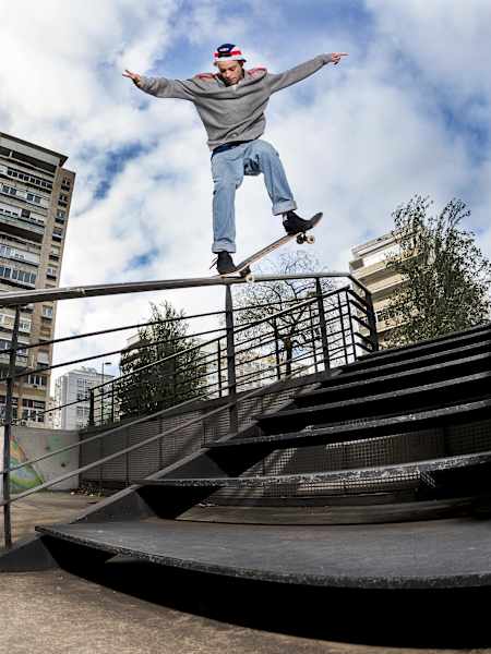 Gustavo Ribeiro é pro pela JART Skateboards. Vê a part