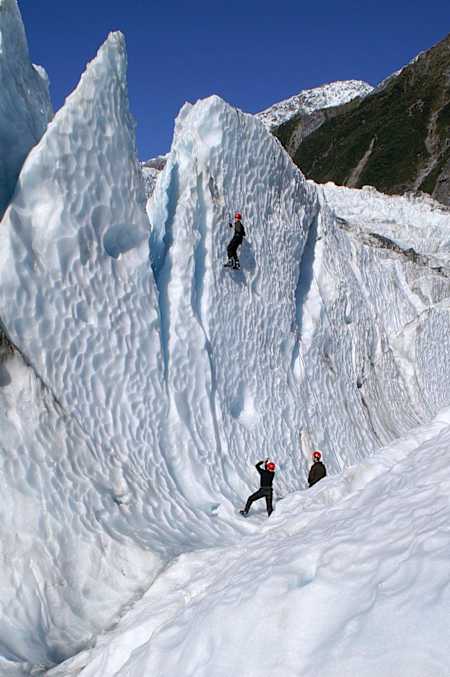 Eiskletterer beim Training am Franz-Josef-Gletscher, Neuseeland.