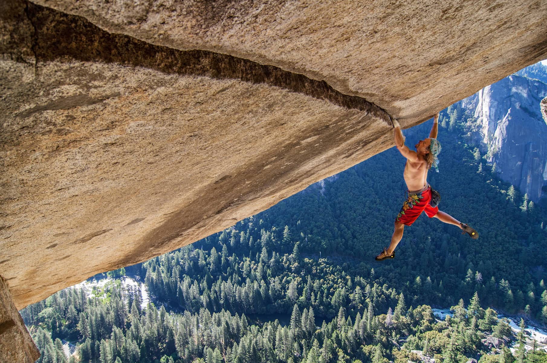 Free-solo Climber Heinz Zak on a difficult overhang in Yosemite National Park, USA