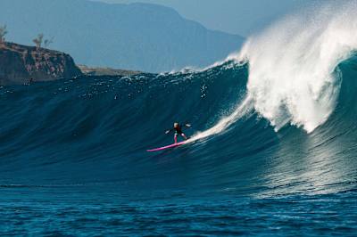 Keala Kennelly rushes Jaws 
