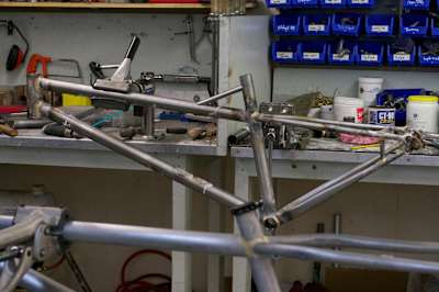 Así es cómo se construye el bastidor de una bici de montaña