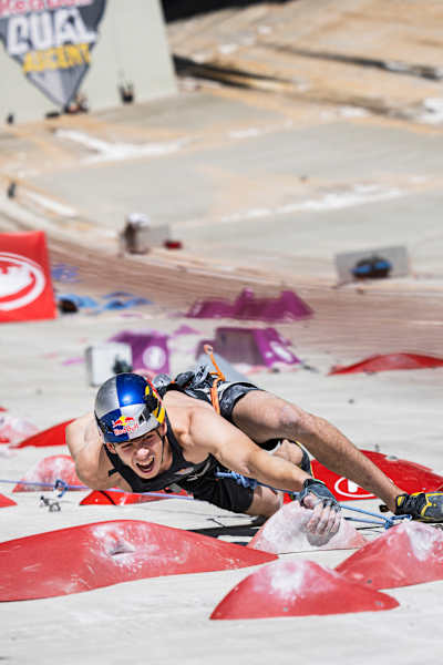 Pe 31 octombrie 2024, Darius Râpă din România abordează traseul palpitant de 180 m în timpul semifinalelor Red Bull Dual Ascent de la Barajul Verzasca, Elveția, demonstrând atletism îndrăzneț.