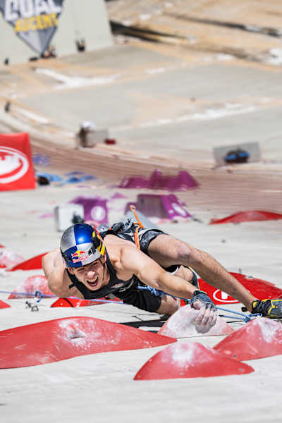 Pe 31 octombrie 2024, Darius Râpă din România abordează traseul palpitant de 180 m în timpul semifinalelor Red Bull Dual Ascent de la Barajul Verzasca, Elveția, demonstrând atletism îndrăzneț.