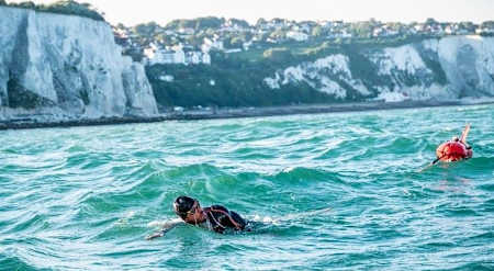 Ross Edgley înoată de-a lungul coastei de sud a Marii Britanii