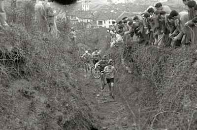 Instantánea del Campeonato de España de Ciclocross en 1947 durante una prueba en Oñate, País Vasco.