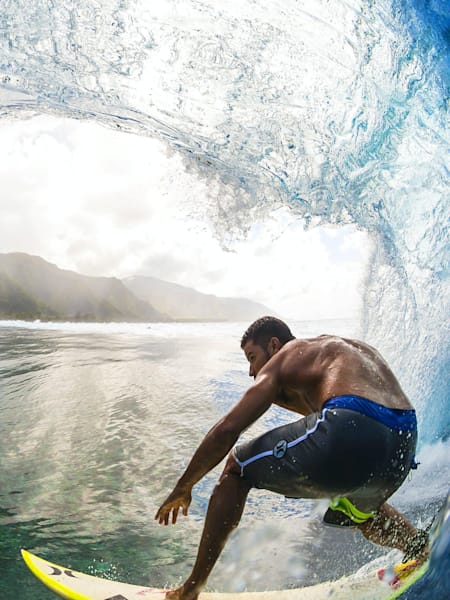 Le surfeur Michel Bourez prend un rouleau lors d'une session de free surf à Tahiti en Polynésie Française.