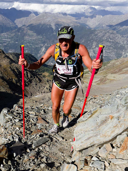 Le Tor des Géants est l'un des ultra-trails les plus difficiles du monde. Avec 336km, 24000m de dénivelé, 25 cols de montagne de plus de 2000 m - seulement la moitié des participants arrivent au bout.