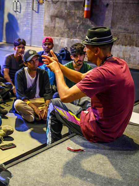 El MC Amjad imparte una clase sobre la cultura del breaking durante el Red Bull BC One Camp en Bombay, India, el 9 de noviembre de 2019.
