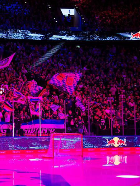 Lautstarkes Publikum und volle Ränge sorgen für echte Derby-Atmosphäre im Eishockey