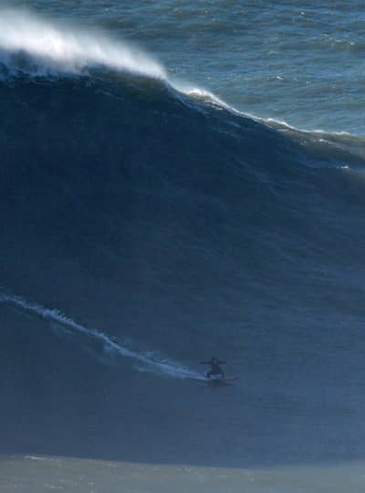 女子サーフィン世界記録更新 ジャスティン デュポンがナザレのクレイジーウェーブを攻略 レッドブル