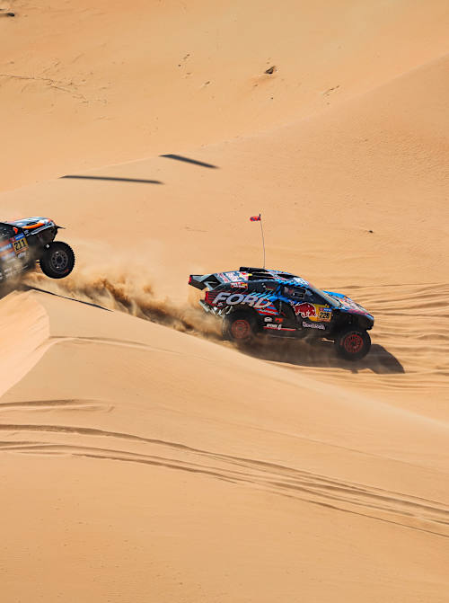 Mattias Ekstrom ve Emil Bergkvist, 17 Ocak 2025'te Suudi Arabistan'ın Al Shubaytah kentinde Dakar 2025'in 12. etabı sırasında Ford Raptor ile yol alıyor.